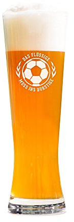 AMAVEL Weizenbierglas mit Gravur, Das Flüssige muss ins Durstige, Graviertes Bierglas, Echtglas, Geschenkidee für Fußballfans zur Weltmeisterschaft, Männergeschenke, ca. 0,5 l