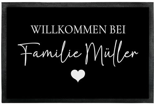 True Statements Deko-Fußmatte „Willkommen bei“ - personalisiert mit Familien-Namen oder Wunschtext - lustige Deko Türmatte als Geschenk zum Einzug für innen und außen – dünn, rutschfest, 60 x 40 cm