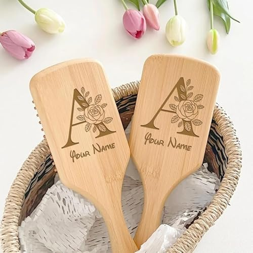 Cepillo de pelo de bambú personalizado para el crecimiento del cabello, 26 letras florales grabadas, cerdas de bambú natural, cepillo de madera para masajear el cuero cabelludo, para el día de la