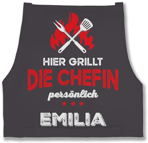 Geschenk mit Namen personalisiert by Shirtracer - Schürze - Grillschürze Damen - Hier grillt die Chefin persönlich mit Name I Lustig Grillen Frauen I Geschenk Grillen personalisiert