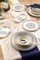 Juego de cena de 27 piezas, 100% porcelana, azul y blanco, incluye platos de servicio, bolos, platos de postre, apto para lavavajillas y microondas, elegante experiencia de comedor