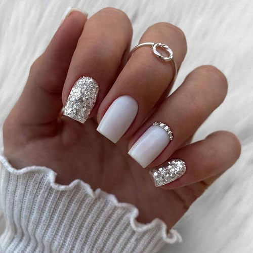 NICENEEDED 24 PCS Presse Carrée Blanche Courte Sur les Ongles, Faux Ongles à Couverture Complète avec Strass et Paillettes Argentées, Bâton Acrylique Brillant de Mariage de Mariée Sur les Ongles