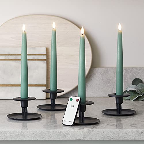 Lights4fun 4er Set Eukalyptus Grüne TruGlow® LED Stabkerzen mit Fernbedienung und Timer Echtwachs 22cm batteriebetrieben