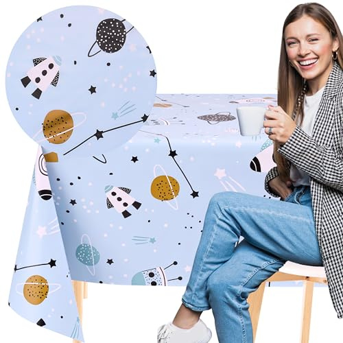 KP HOME Blauer PVC Tischdecke Abwischbar – Kinder Rakete Weltraum Motiv, Abwischbare Kunststoff-Tischdecke Quadratisch 140 x 140 cm wasserdichte Wachstuchtischdecke – Galaktisches Vinyl-Abenteuer