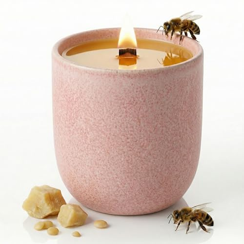 VOM REITER Bienenwachskerze im Keramikbecher mit Holzdocht – Knisterkerze aus 100% reinem Natur-Bienenwachs – 30 h Brenndauer – nachhaltige Geschenkidee (Rosa)