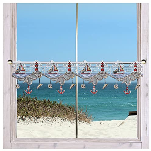 Maritime Feenhaus-Scheibengardine Meeresbrise | Badgardine mit Strandfeeling aus Vogtländischer Spitze - Kunstvoll gesticktes Urlaubsflair mit Leuchtturm, Segelboot, Muscheln Höhe x Breite 19 x 74 cm