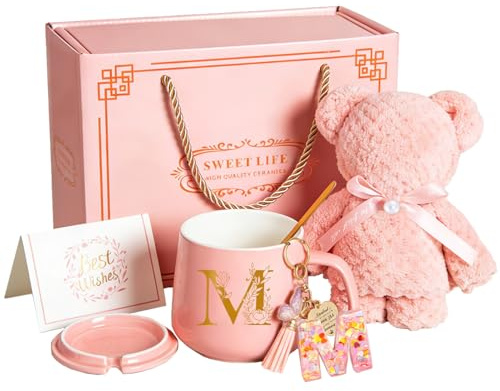 Personalisierte Keramik Tasse mit Buchstabe M & Handtuch Bär Geschenkset, 380ml kaffeetassen Rosa Tasse mit Deckel, Löffel, Schlüsselanhänger M, Karte, Geschenk für Frauen, Mädchen, Freundin