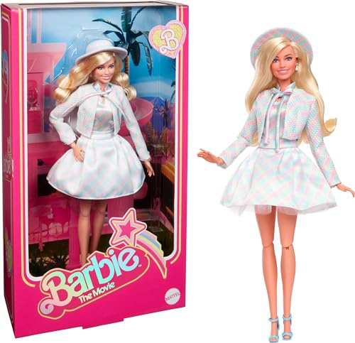 Barbie Le Film Poupée Mannequin Articulée avec Tenue À Carreaux Ensemble 3 Pièces, avec Chapeau Et Veste Assortis, Inspirée du Film, À Collectionner, Jouet Enfant, HRF26