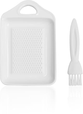 1 Piece White Ginger Grinder, 1 Piece White Cleaning Brush, Ginger and Garlic Grinder, Ginger Grinder with Ceramic Plate and Brush, Manual Ginger Grinder, Essential Kitchen Tools（6.8 * 11cm）