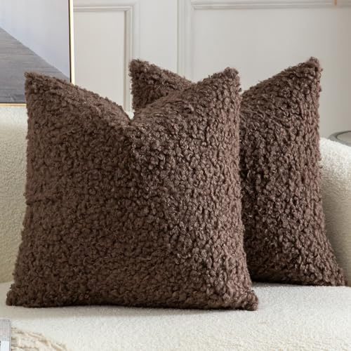 Yaertun 2er Set Kissenbezug Teddywolle Faux Pelz Dekorative Kissenbezüge Plüsch Bouclé Sofakissen Couchkissen Dekokissen Zierkissenbezug Deko Kissenhülle Wohnzimmer 50x50 cm Schokoladenbraun