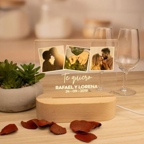 DEREGALOOS Lámpara LED personalizada con fotos y texto. Lámparas personalizadas para regalar. Regalos originales para San Valentín. Regalos para parejas. Base de madera.