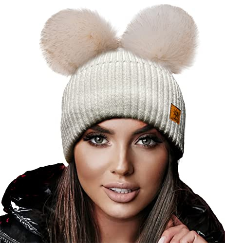 4sold Damen Wintermütze mit Zwei Pom Poms – weiche, warme Strickmütze Handmade in Polen, gefüttert mit Fleece – süße Beanie für Winter, Ski & Alltag