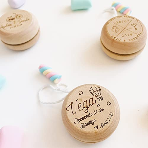 MONAMÍ - Pack de 5 Yo-yo Personalizados Grabados en Madera, 5 cm diámetro. Regalo Ideal para Bodas, comuniones, Bautizo, Regalo de Empresa o Eventos.