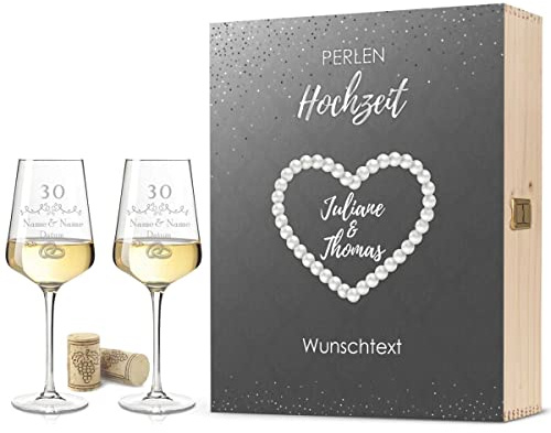 GRAVURZEILE Leonardo Weingläser mit Gravur - Perlenhochzeit - Personalisiert mit Namen & Datum inkl. Holzkiste - Geschenk zur Hochzeit Verlobung Jahrestag Farbe Große Kiste UV
