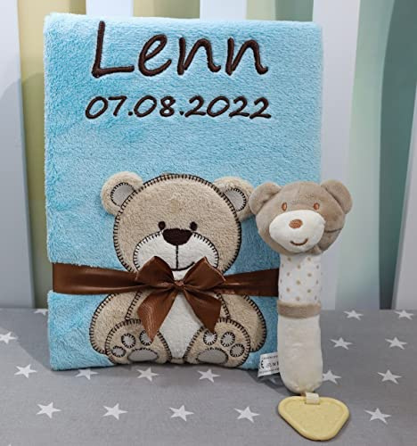 BotoBaby ★ GESCHENKSET Babydecke mit Namen und Datum Bestickt + Spielzeug ★ Geschenk ★Geburt ★ Taufe ★ (Set 53)