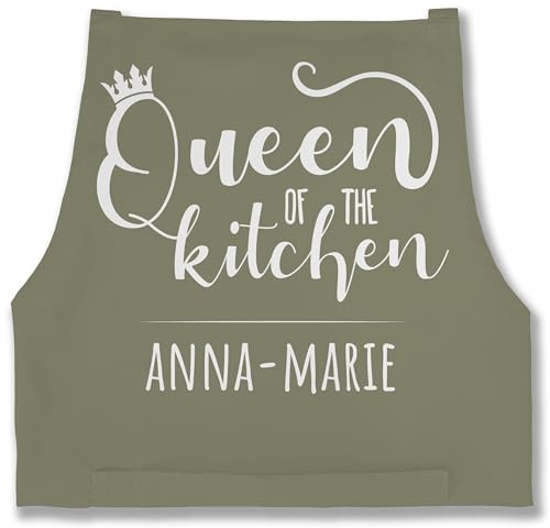 Geschenk mit Namen personalisiert by Shirtracer - Schürze - Kochschürze Damen Frauen - Queen of the Kitchen mit Name I Küchenchefin I Chefköchin