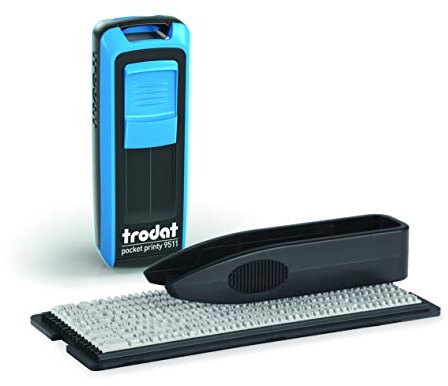 Trodat Timbro Blu Autoinchiostrante Autocomponibile Fai-Da-Te Tascabile, Pocket Printy 9511 Typo, 38x14 mm 3 Righe, Inclusa Cartuccia Inchiostro Nero, con Pinzetta e 1 Set di Caratteri, Icone e Numeri