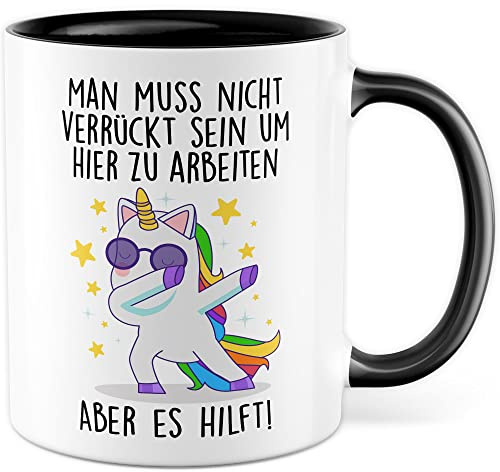 Tasse Büro Geschenk, Man muss nicht verrückt sein um hier zu arbeiten - Aber es hilft Geschenkidee Kollegen Kaffeetasse mit Spruch lustig Kaffee-Becher Willkommen Kollegin Arbeit (Weiß/Schwarz)
