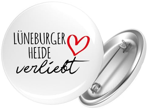 Huuraa Button Lüneburger Heide verliebt Geschenk | 25mm Pin Accessoire rund mit Sicherheitsnadel Ansteckbutton Geschenkidee Anstecknadeln für Jacken Rucksäcke