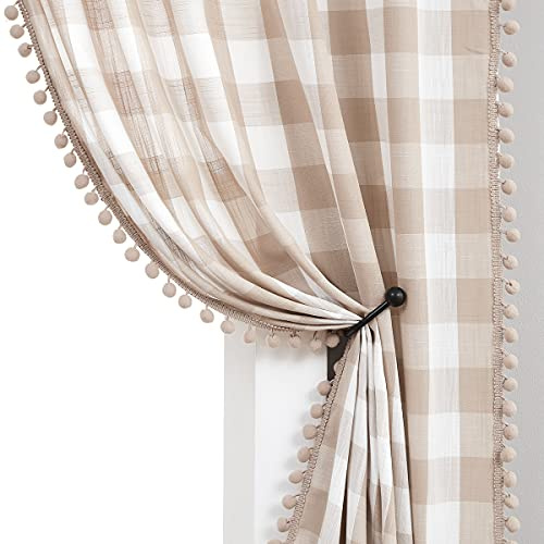 Treatmentex Pompom Buffalo Plaid Vorhänge 114,3 cm Küchenvorhänge, rustikales Bauernhaus, Hellbraun und weiß kariert, Vorhänge für kleine Fenster, Keller, Badezimmer, Stangentasche, 2 Stück
