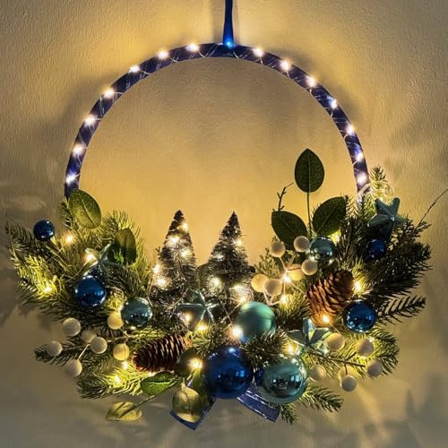 Dekokranz, Türkranz für Weihnachten mit LED Lichterkette, Timer, Weihnachtskugeln und 2 Tannenbäumen - für außen geeignet (Hellblau)