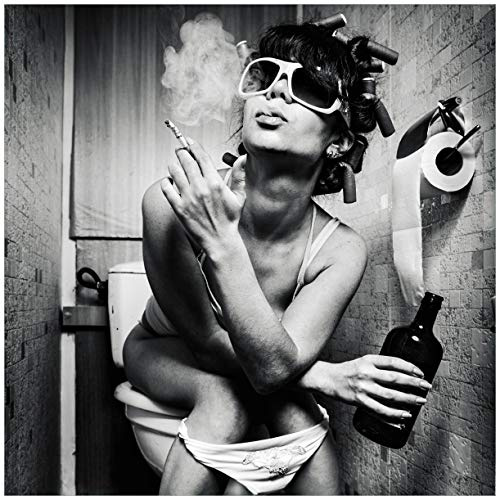 Wallario Glasbild Kloparty - Sexy Frau auf Toilette mit Zigarette und Schnaps - 55 x 55 cm Wandbilder Glas in Premium-Qualität: Brillante Farben, freischwebende Optik