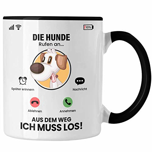 Trendation - Die Hunde Rufen An Tasse Geschenk für Hunde Züchter Besitzer Geschenkidee Lustig Spruch (Schwarz)