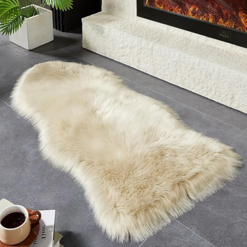 JXLOULAN Faux Lammfell Schaffell Teppich Beige 75x120 cm, Longhair Flauschiger Fell Teppiche Wohnzimmer Deko Weicher für Stühle Sofa Schlafzimmer Kinderzimmer