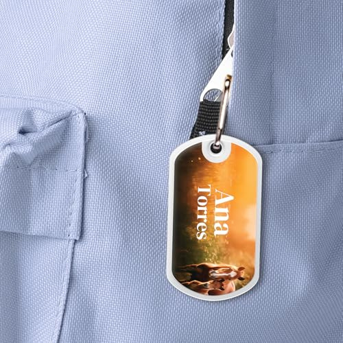 Bienpegado – Etiqueta metálica para mochila con nombre y número de teléfono – Colgante resistente para mochilas escolares, maletas y llaves – Texto personalizado – 50 × 29 mm (Mundo Real)