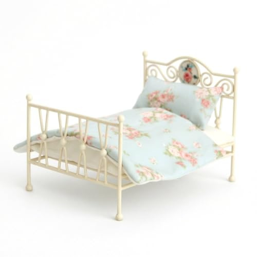 KQFCAZRE Puppenbett aus Metall Vintage Puppenbett Miniatur Puppenhausbett für Sammler, Weiß, Retro Eisenbett Mit Blauem Hintergrund Und Rosa Blumenmuster