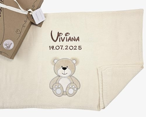 KIDDI-MEDIA Babydecke, Namen, Geburtsdatum, 100% Baumwolle, Beige Bär | In repräsentativer Geschenkbox, zur Taufe, Geburt, Babyparty, auch als Überwurfdecke