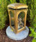 Lampada funeraria lanterna color oro con motivo rosa – candela funeraria 27 cm H. decorazione funeraria nuovo modello senza base.