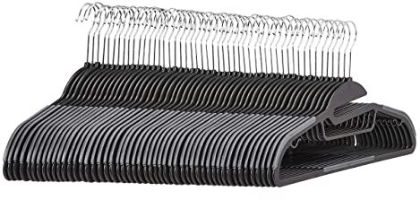 Amazon Basics Strapazierfähige Kunststoff-Kleiderbügel, mit rutschfestem Gummiüberzug und horizontalem Steg, 50 Stück, Grau