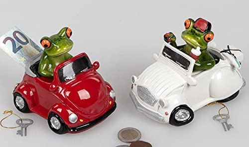 Formano Spardose Frosch im Cabrio – handbemalt – lustige Keramik Sparbüchse mit Schlüssel – Geldgeschenk & Deko – Auto-Farbe zufällig (Rot oder Weiß)
