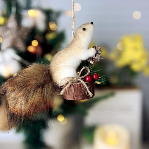 Regendeko Christbaumschmuck, Eichhörnchen-Anhänger auf Baumstumpf mit Tannenzapfen, Figürliche Tier-Deko für Weihnachtsbaum, Natur Weihnachtsdeko, Christmas Ornament Squirrel