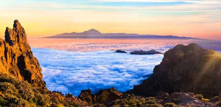 adrium Holz-Bild 150 x 70 cm: Insel Gran Canaria. Mirador Roque Nublo. Atemberaubende Berge bei Sonnenuntergang und Blick auf Teneriffa. (149237788)