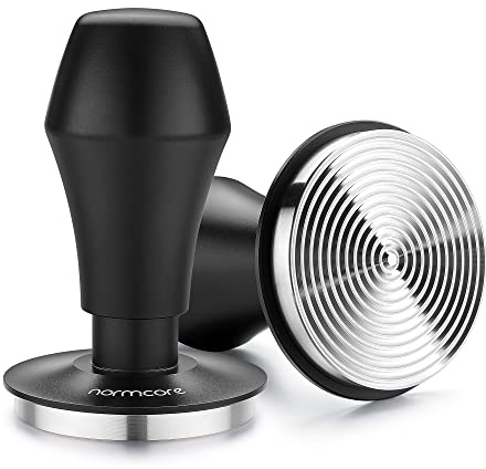 Normcore Espresso-Kaffee-Tamper V4, federbelasteter Tamper mit Edelstahl-Riffelboden mit 6,8 kg, 11,3 kg, 13,6 kg Ersatzfedern, Griff und Ständer aus eloxiertem Aluminium, 58 mm