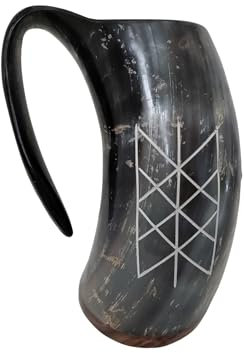 Viking by Heart, äkta oxhorn 15-18 cm lång, vikings drickande horn mugg med träbas | Graverad med WYRD nät | 595 ml kapacitet | handgjord horn mugg unika ölgåvor för män, kvinnor