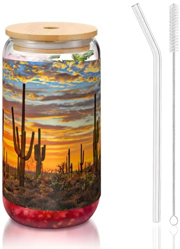 Tasses en verre avec couvercles en bambou et pailles en forme de cactus au coucher du soleil dans le désert, tasses à café, tasses en forme de canette, verres, cocktails, transparent