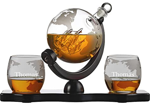 polar-effekt 4-TLG Whisky-Set mit Wunschgravur - 1x Globus Dekanter 850 ml, 2x Whiskyglas 320 ml, 1x Holztablett - Spirituosen, Whiskey, Rum - Geburtstagsgeschenk, Weihnachten - Motiv Wunschtext