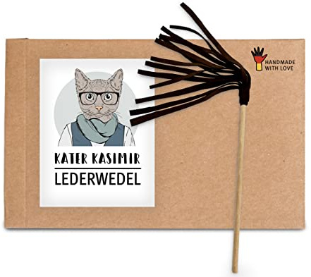 Kater Kasimir Lederwedel mit Griff aus Buchenholz und Bändern aus Leder. In Deutschland von Hand und mit Liebe hergestellt