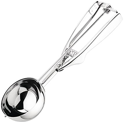 Vogue Stainless Steel Ice Cream Scoop, Size 8 - Ideal for Mash, Gelato, Rice, Dishwasher Safe J090 | Spring-loaded squeeze handle reduces hand strain, with an ergonomic grip suited for busy professional kitchens.