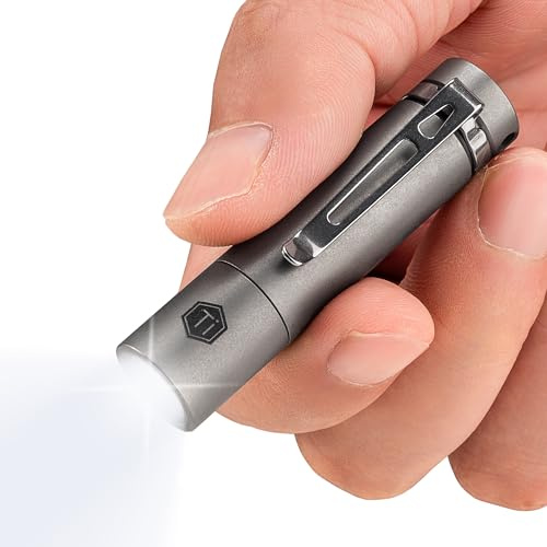 KeyUnity KF04 Mini-LED-Taschenlampe mit AAA-Batterie und Taschenclip – superhelles Titan-EDC-Schlüsselanhängerlicht für Camping, Wandern, Klettern