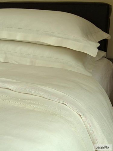 Conjunto de Ropa de Cama en Color Hueso de Lino con Bordados