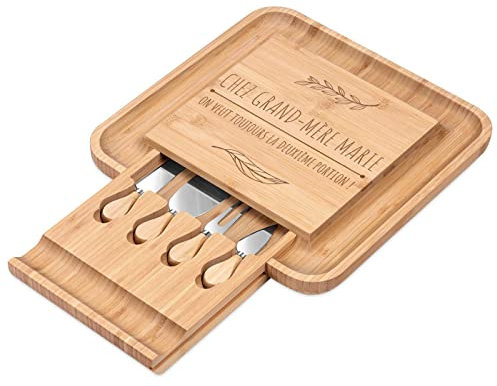 MAVERTON Planche à Fromage avec Gravure + Set de 4 Accessoires - Plateau en Bois gravé - 34x34cm - Cadeau d’Anniversaire - Accessoires pour Femme - Deuxième