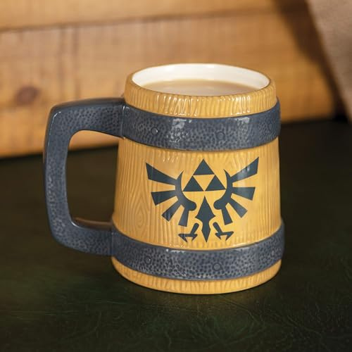 The Legend of Zelda Hyrule Crest Tasse - 600 ml Keramik-Bierkrug-Stil Kaffeetasse, Holzfass-Design, perfekt für Gamer & Sammler, offizielles Nintendo-Produkt