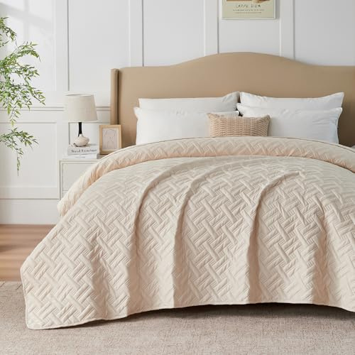 beeweed Feel Elegante Tagesdecke mit Ultraschall-Prägung in Beige 240 x 260 cm – Vielseitige Wohndecke als Bettüberwurf oder Sofaüberwurf, Steppdecke Stil Ideal als Bedspread