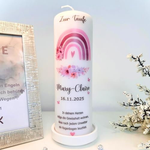Eine personalisierte Taufkerze ist das ideale Geschenk. Mit Regenbogen und Blumen verziert, wird sie individuell mit dem Namen des Täuflings und einem passenden Taufspruch gestaltet.