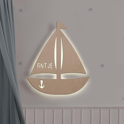 hellomini Personalisierbares LED-Nachtlicht mit Name für Kinder & Babys | Holz-Wandlampe | Schlummerlicht mit Motivwahl – Geschenk zur Geburt & Taufe (Saskia das Segelschiff)