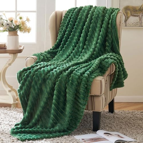 MIULEE Kuscheldecke Fleecedecke Dunkelgrün Mikrofaser Decke 1er 150x200cm | Flauschig Weich Wärmend Leicht Flanell Einfarbig Couch Sofa Schlafzimmer Überwurf Tagesdecke Vielseitig Gemütlich Dekorativ